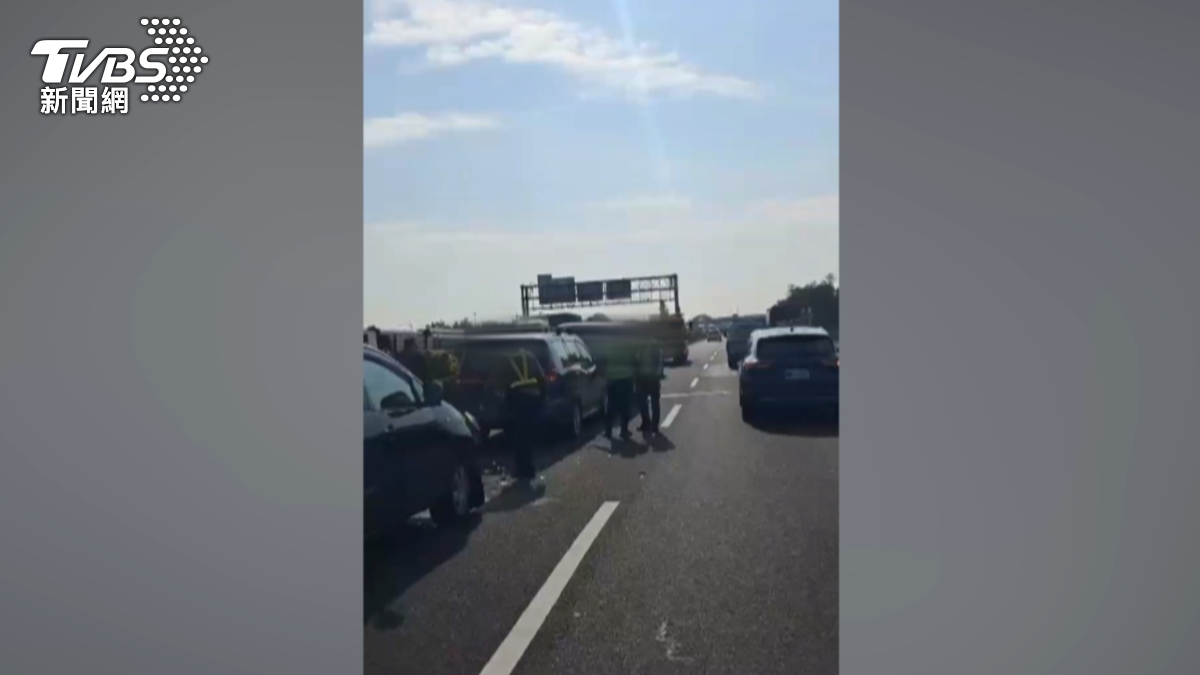 國道發生拖吊業者暴力衝突,但國道警察到場處理車禍時,雙方卻否認有打架。(圖/TVBS)