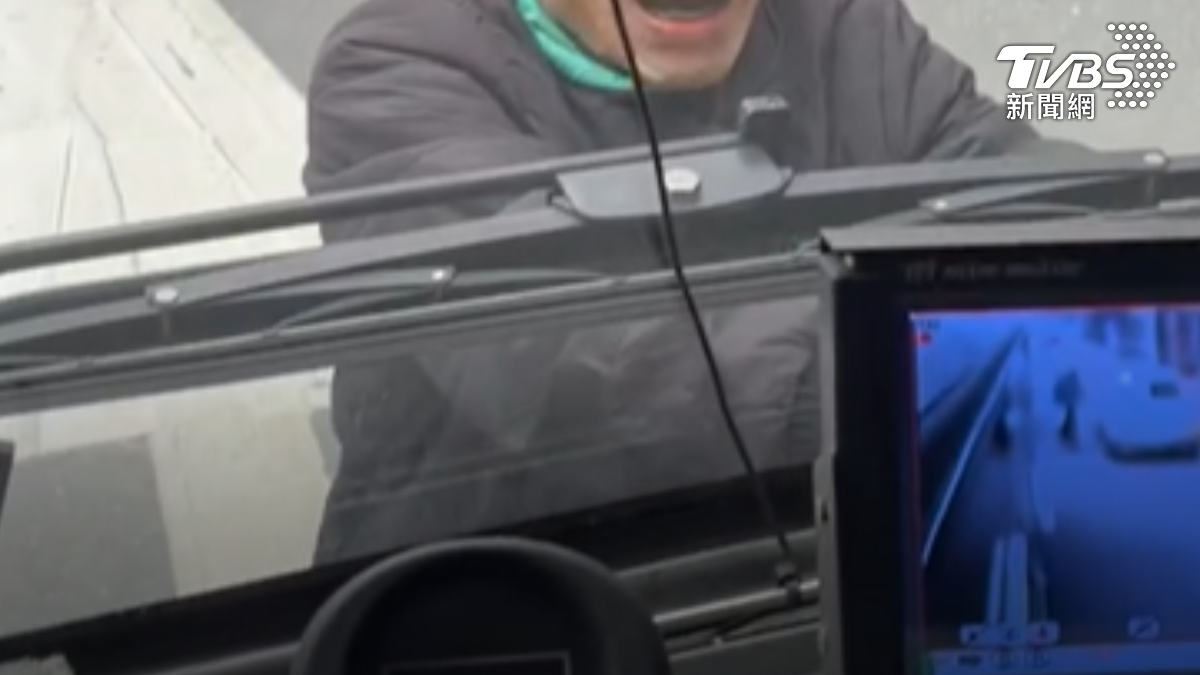 老翁來不及上公車,用肉身阻擋公車去路。(圖threads/momo_tv)