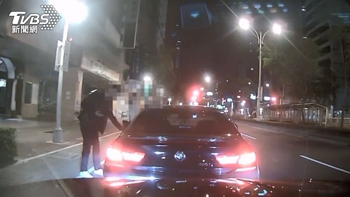 外籍男子疑似放音樂掩人耳目，趁機拉車門打算行竊。 (圖／TVBS)