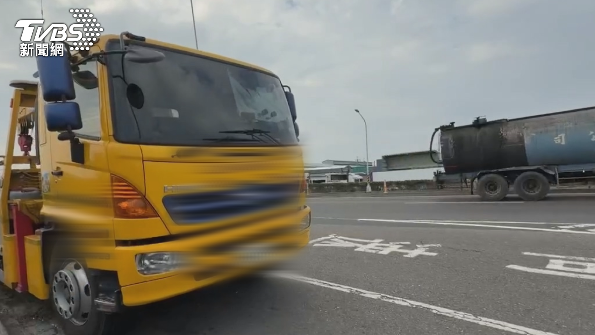 國道拖吊業「各區」有潛規則!事故車禍「先到先贏」,拖車拚速度。(圖/TVBS)