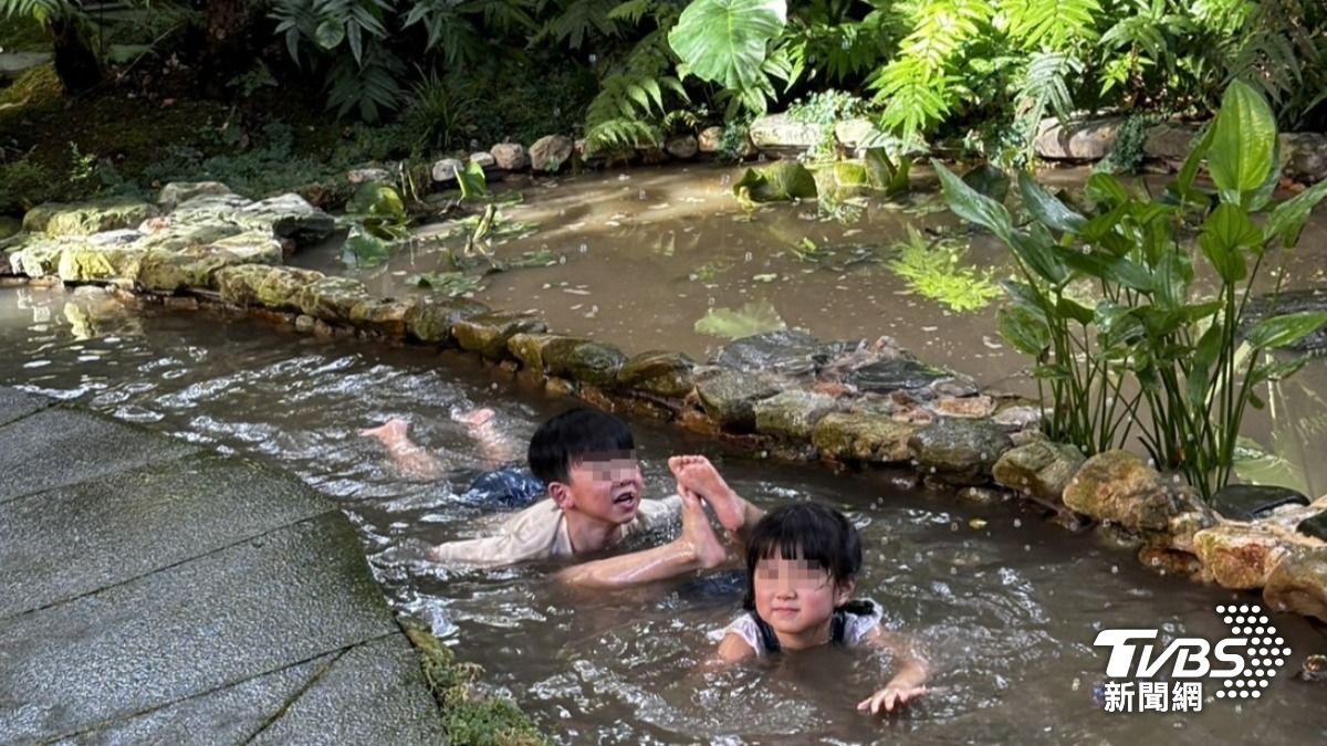 陶朱隱園一樓生態庭園中的小溪,孩童可以在裡頭戲水。(圖片來源/中華工程提供)