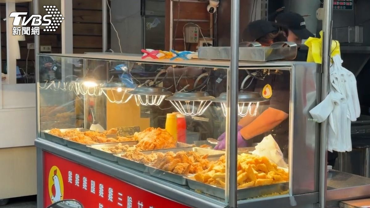 小吃店天天都要用火，對瓦斯連連漲價叫苦連天。（圖／TVBS）