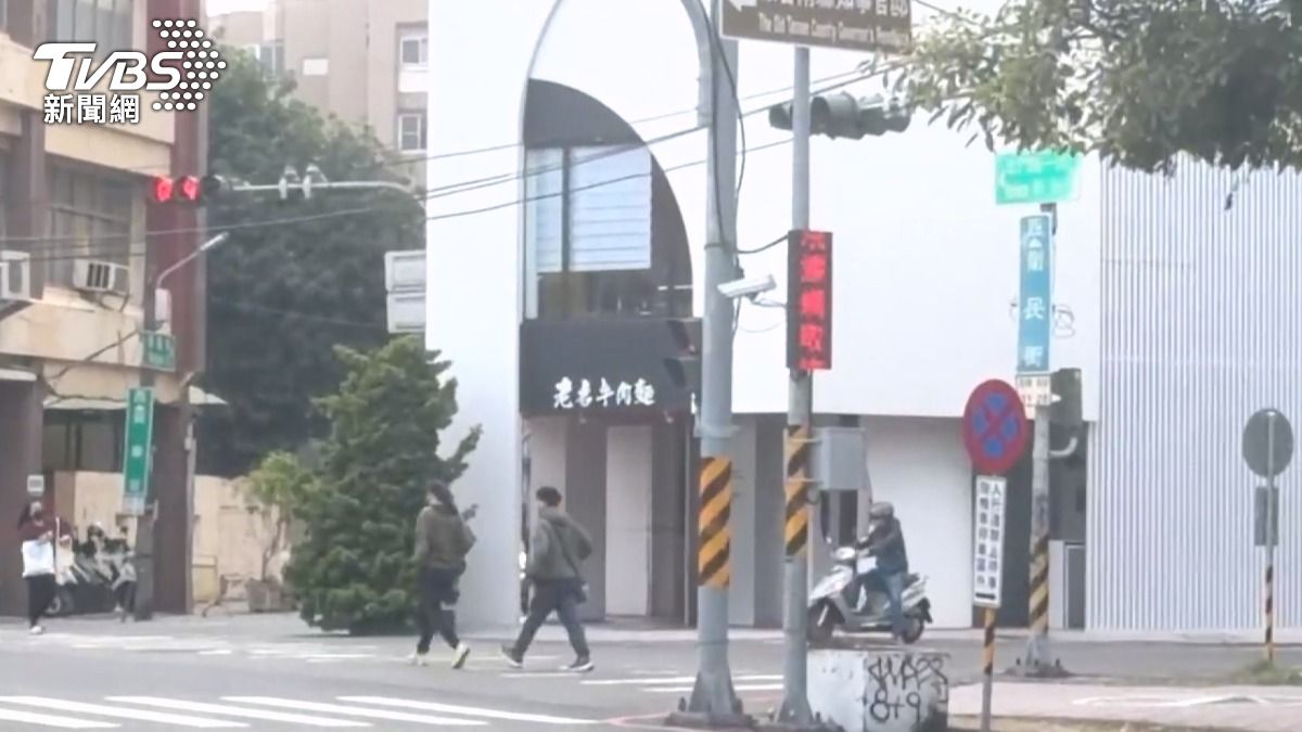 老唐牛肉麵鄰近台南火車站一帶,近年商圈人流減少,不少店面收攤歇業。(圖/TVBS)