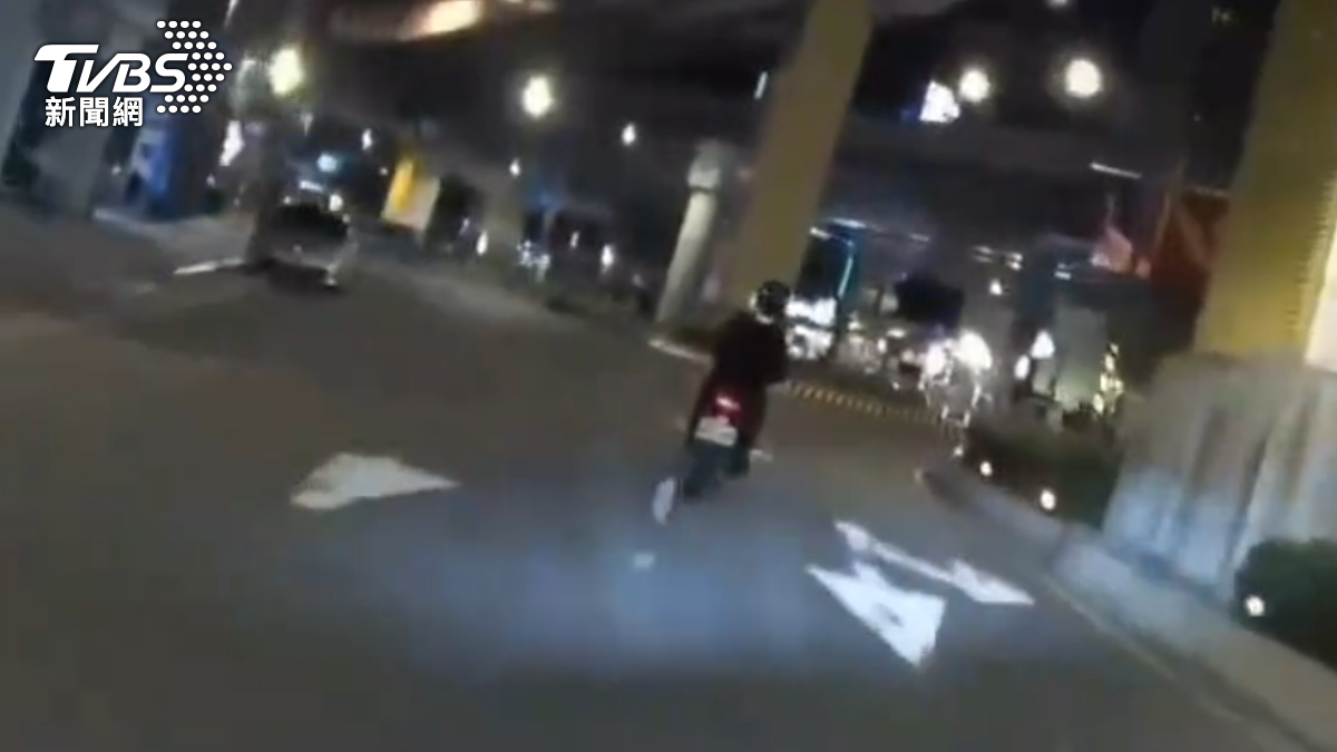 男騎士無照累犯上路,沒開大燈被攔查,但他不停車還逆向、闖燈。(圖/TVBS)