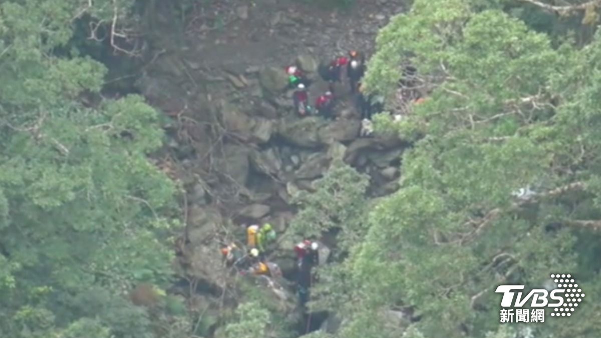 宜蘭大白山有登山客腳部脫臼,出動直升機載下山就醫。(圖/TVBS)