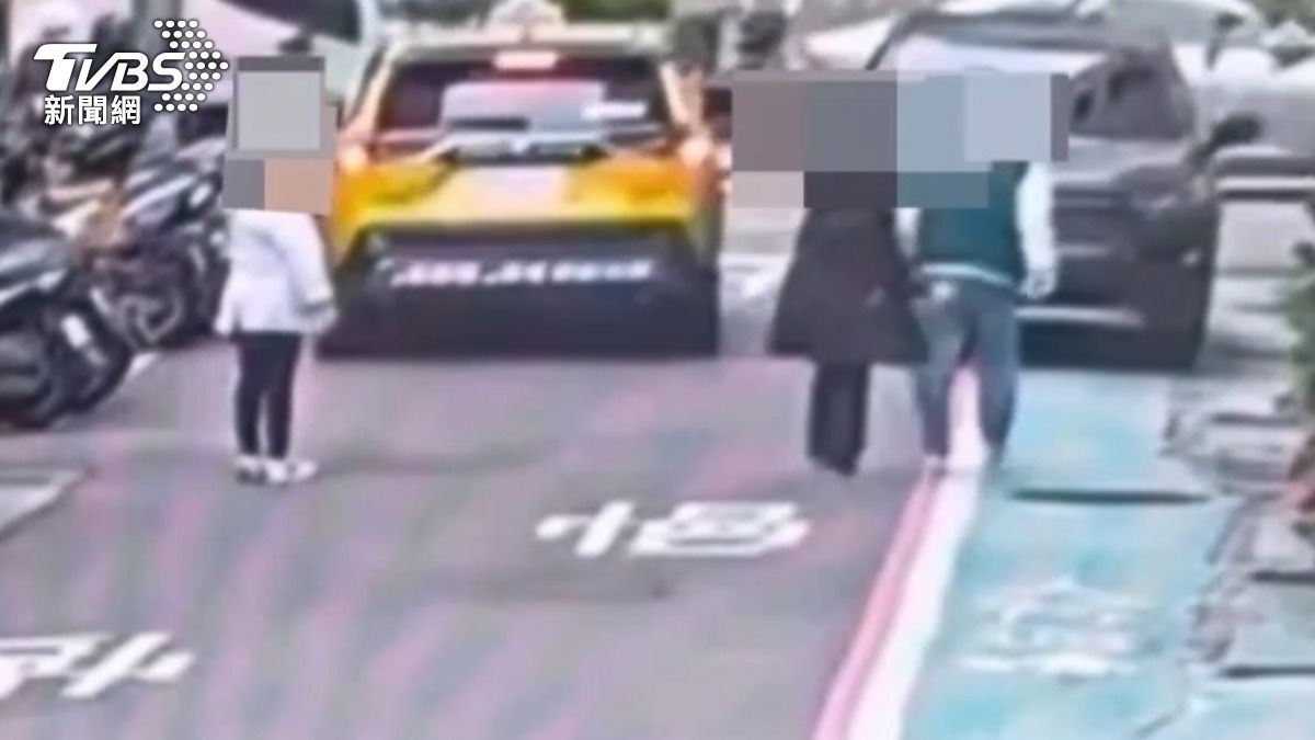 男子因父親逝世又與母親吵架,情緒失控揮拳毆打路人。 (圖/TVBS)
