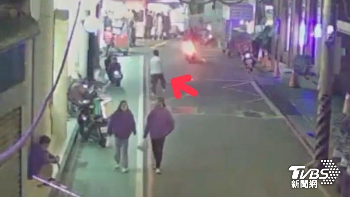大夜班店員林姓女子(箭頭處)認出路過的何男就是監視器中的竊賊,隨即衝出店外攔阻。(圖/TVBS)