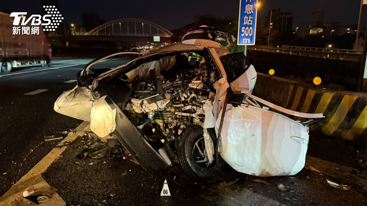 小轎車高速衝撞分隔島，車輛幾乎全毀。（圖／TVBS）