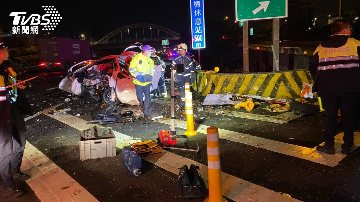 小轎車高速衝撞分隔島，車輛幾乎全毀。（圖／TVBS）