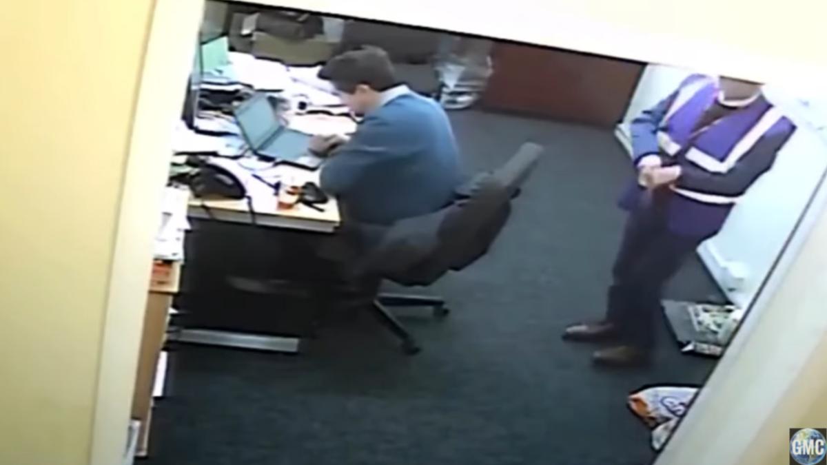 三角戀愛上同位女老師!英已婚校長持扳手偷襲「暴打副校長頭部」