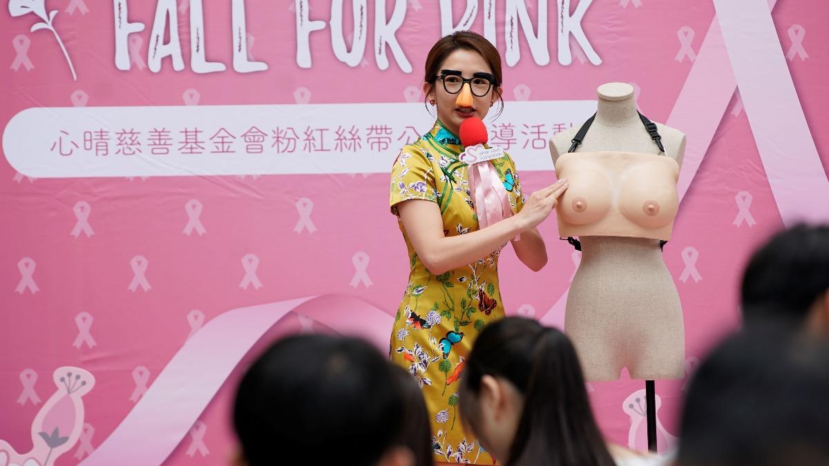 瑤瑤挑戰「與乳房對戲」。(圖/彼此影業提供)