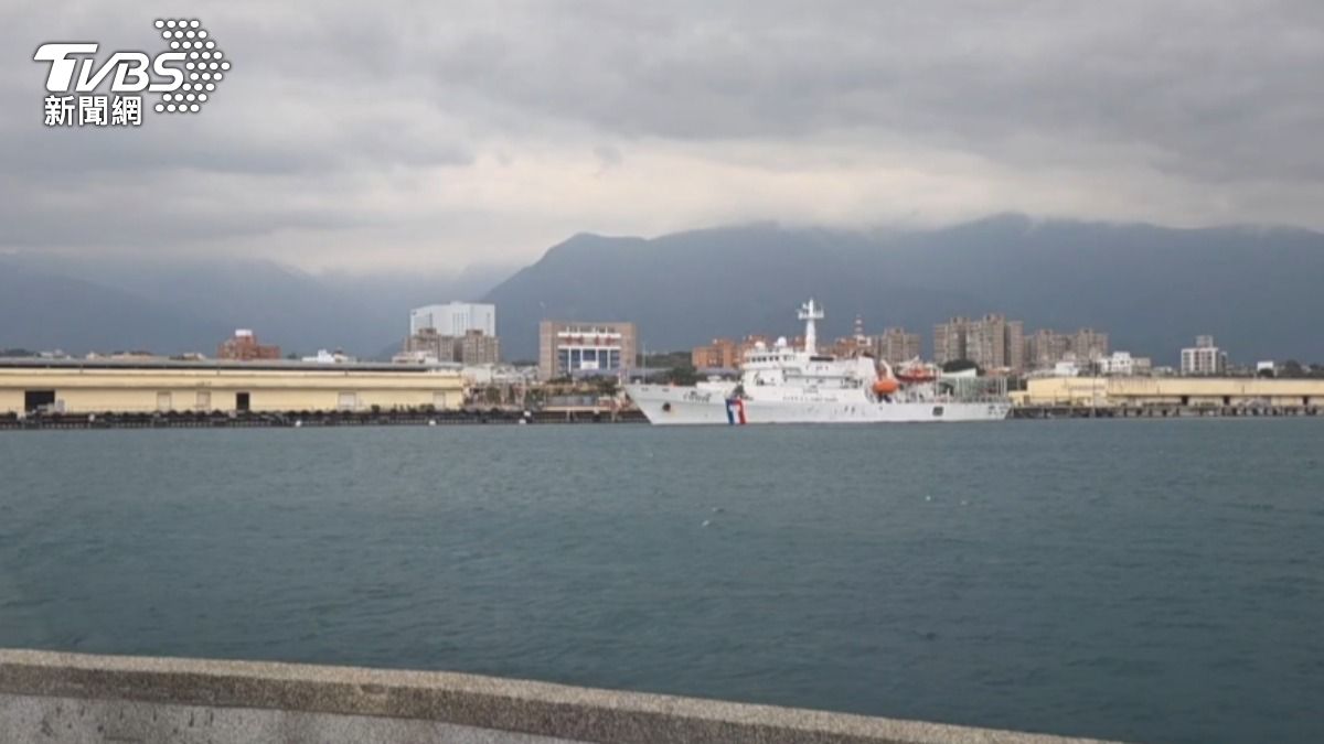 千噸級的花蓮艦已整備出港，繼續搜救行動。（圖／TVBS）