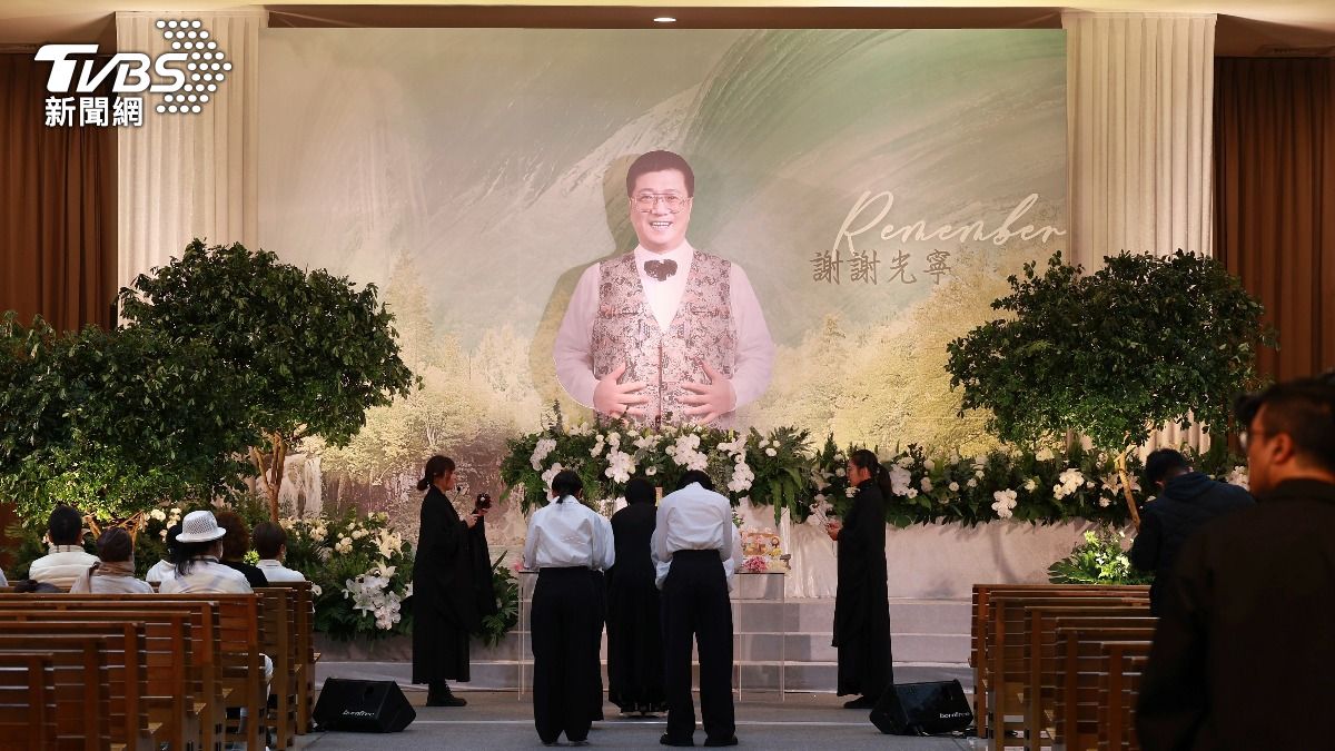 林光寧告別式遺照曝光!白色鮮花伴燦笑面容 蕭敬騰跟愛妻哀痛現身