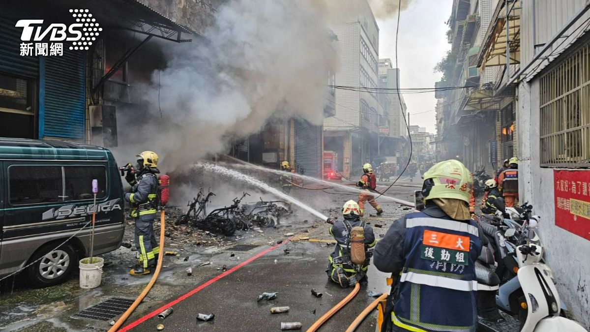 大批警消到場射水灌救。（圖／TVBS）
