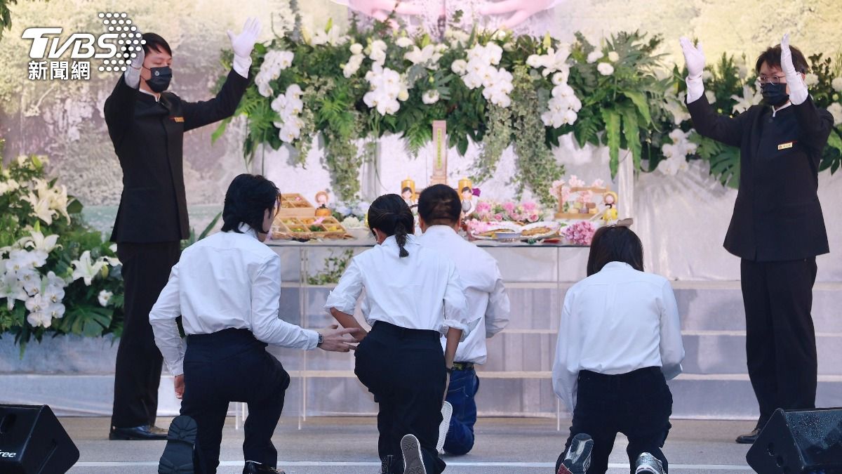 Summer拜別父親。(圖/黃城碩攝)