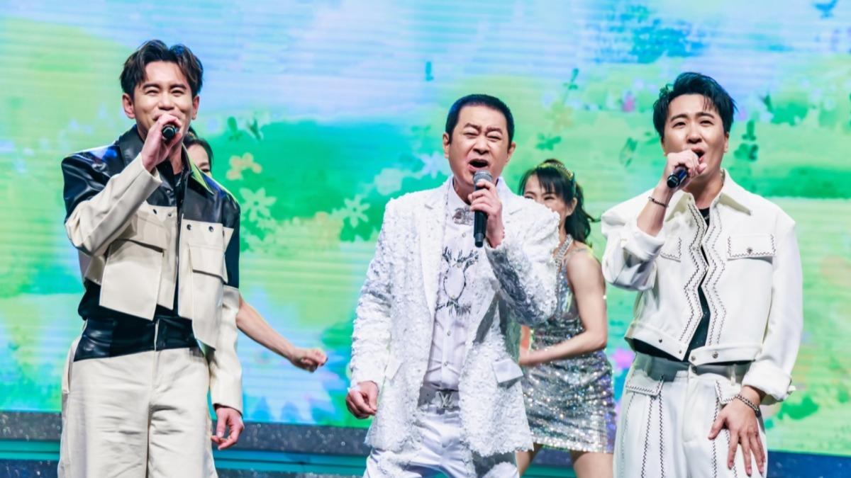蔡小虎(中)、吳俊宏、沈建豪合唱日語歌。(圖/中視提供)