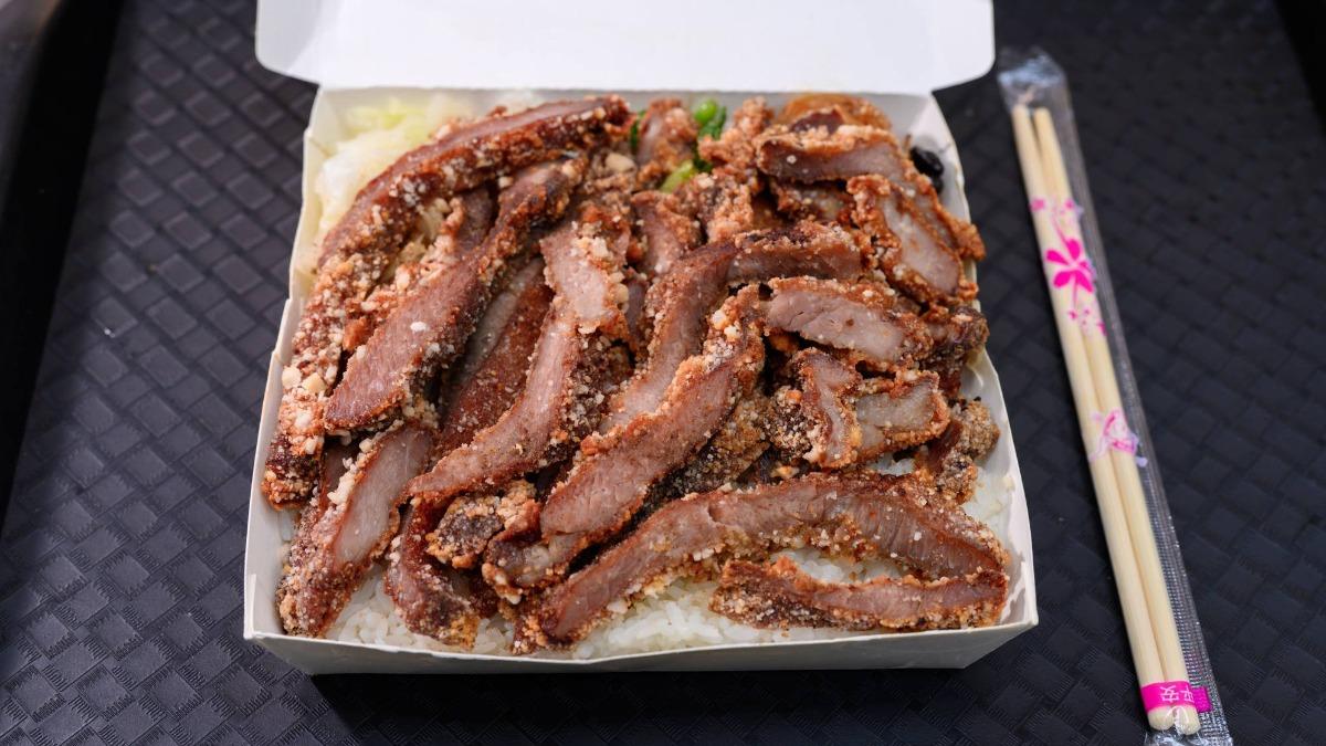 三民區的豆乳豬便當店,便當裡的豆乳豬完全蓋住原本的三樣配菜,一份只要95元。(圖/翻攝網路)