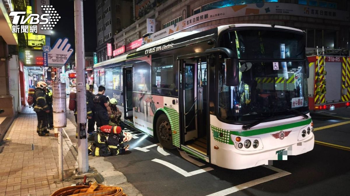 嚇死人!新北公車「悠遊卡機突狂冒白煙」 乘客驚逃