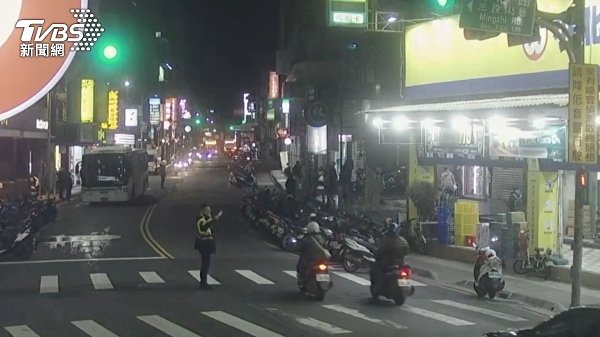 公車疑似發生火警,警方到場交管。(圖/TVBS)