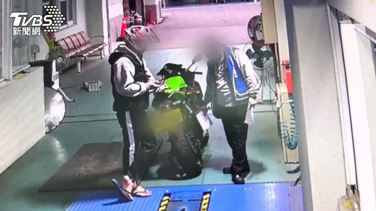 高雄一名重機騎士與監理站人員發生爭執，騎士質疑排氣管明明已通過環境部檢驗合格，為何監理站卻不予放行。（圖／TVBS）