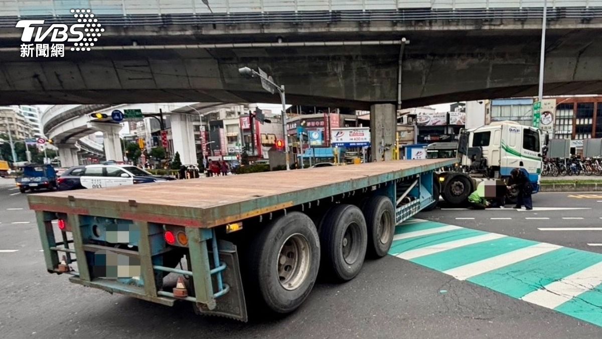 驚險畫面曝!板橋拖板車違規右轉 女騎士捲車底慘死
