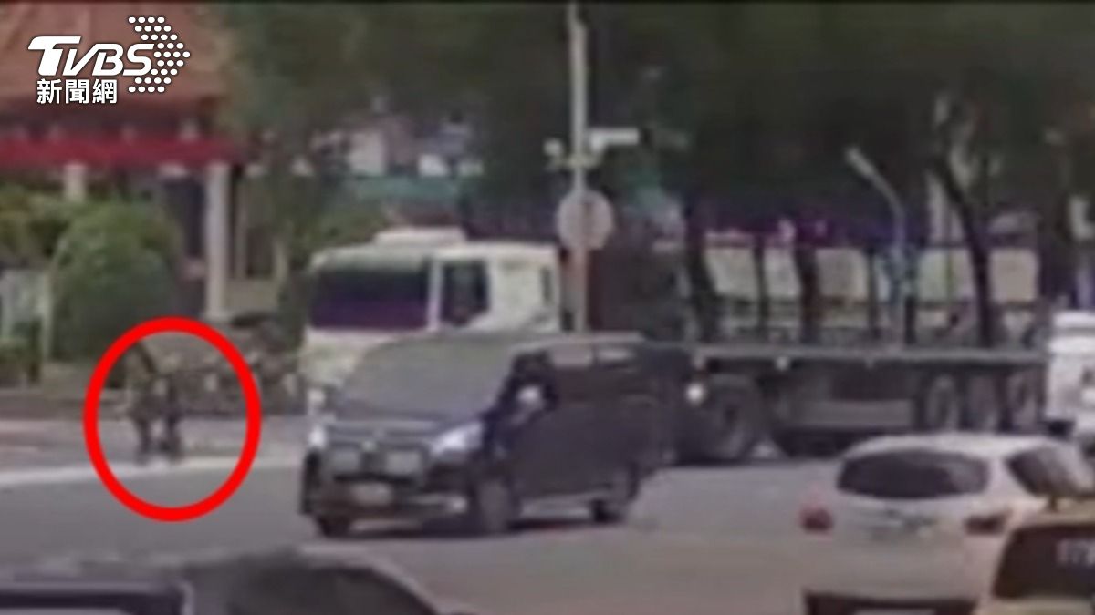 女騎士沿著文化路二段直行,下秒就因對方違規捲入車底。(圖/TVBS)