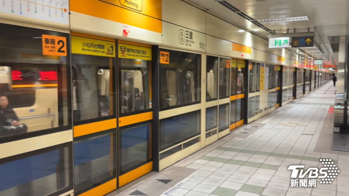 男在捷運車廂內咆哮,遭站長請出站。(圖/TVBS)