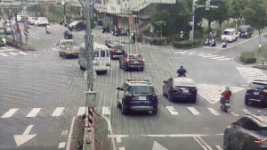 可疑車輛遭警攔查,駕駛、乘客棄車逃跑。(圖/TVBS)