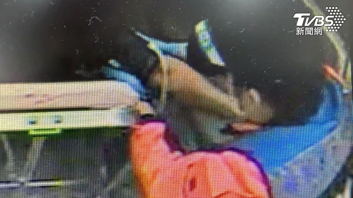 對鄰居施放煙火並出言恐嚇的35歲陳姓男子,最後由同住的阿公報警處理,將其強制送醫。(圖/TVBS)