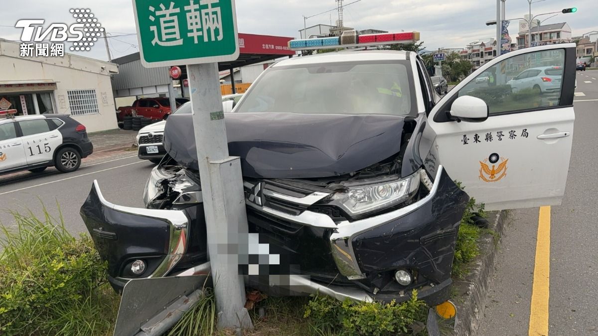 台東警車失控現場!菜鳥警迴轉失控衝安全島 車頭凹陷慘狀曝