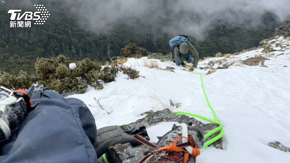 獨攀品田山遇冰封!星男靠inReach2天獲救。(圖/新竹縣消防局提供)