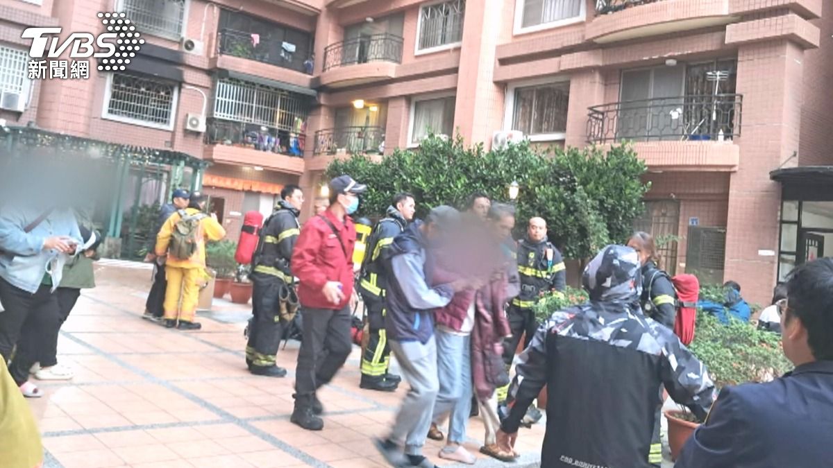 屋內住著一對相依為命的母女,62歲母親則緊急逃往一樓,遭濃煙嗆傷。(圖/翻攝內埔人 臉書社團)