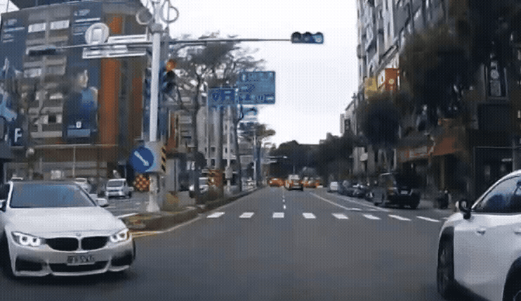 男子變換車道失控,高速衝撞3車慘翻覆。(圖/TVBS)