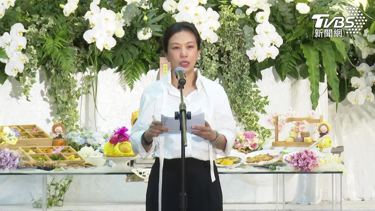Summer落淚致詞悼念父親。(圖/TVBS)