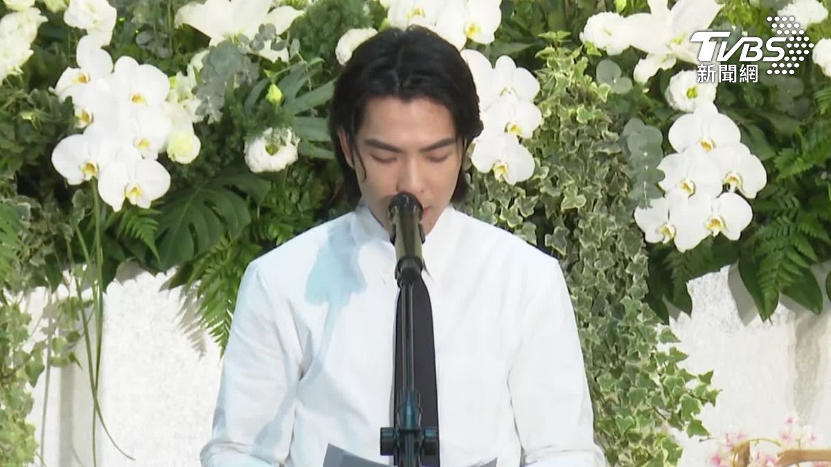 蕭敬騰淚崩送別岳父。(圖/TVBS)