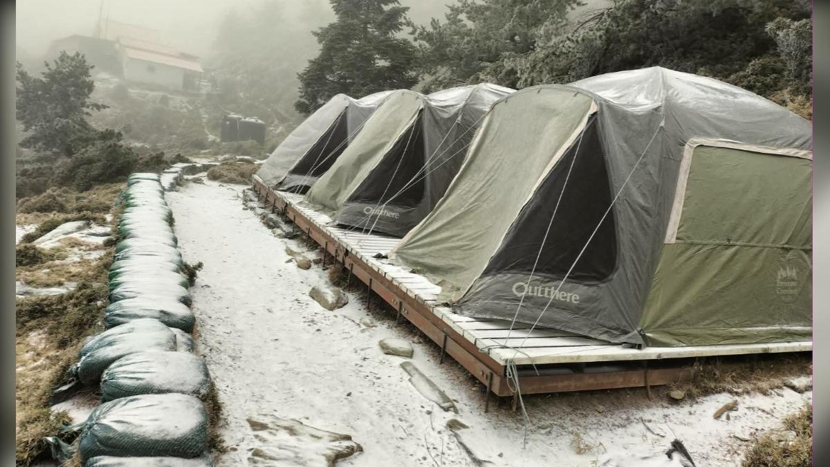 帳篷區、步道也都被白雪覆蓋。(圖／熊出沒團隊提供)