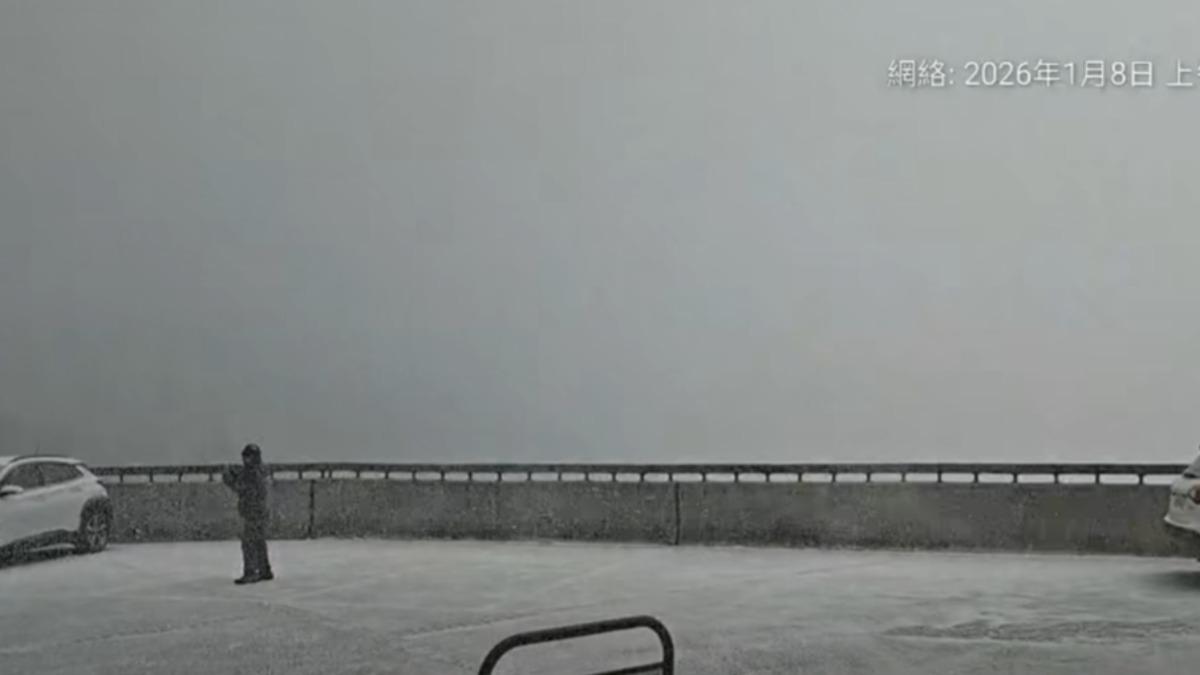 合歡山武嶺、昆陽、松雪樓一帶今晨斷續降雪。(圖/臺灣追雪團楓林提供)