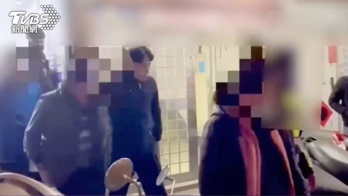 警方逮捕現場負責人、2員工及20名賭客。(圖/TVBS)