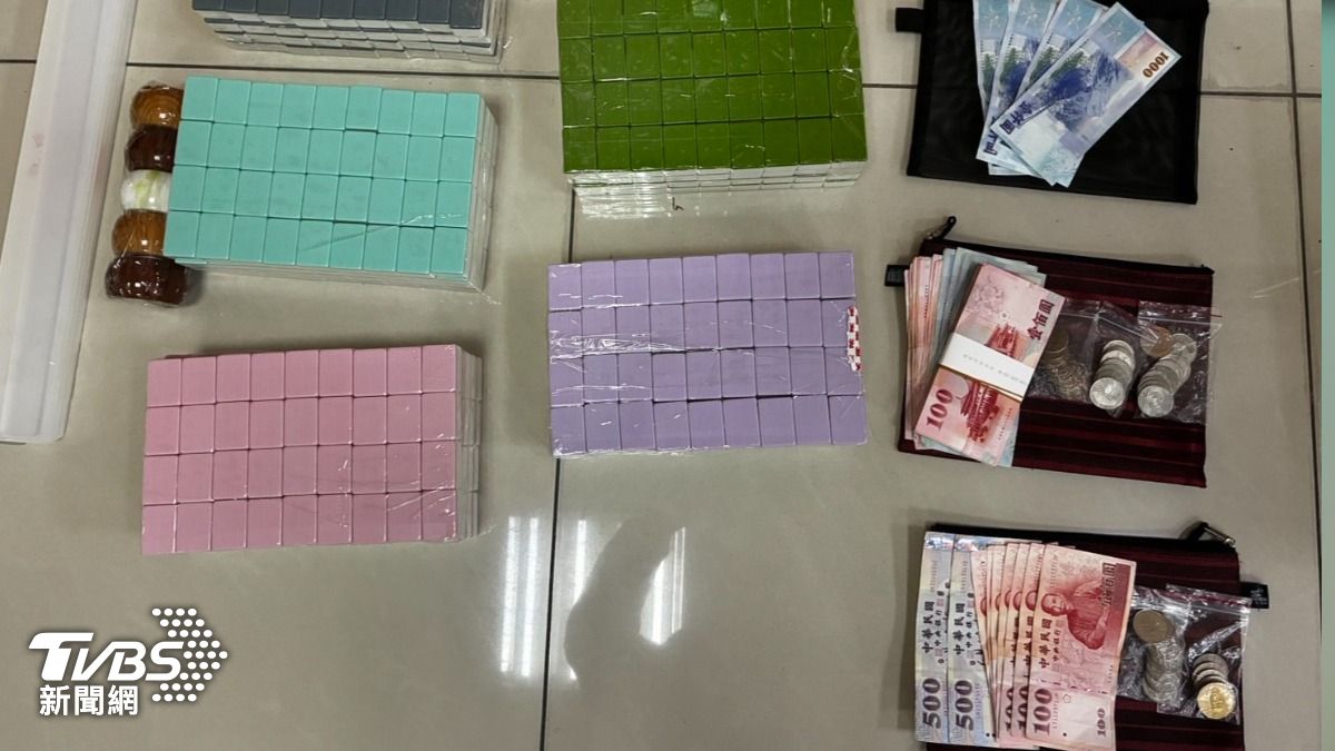 警方於現場查扣不法所得現金共17萬7500元、麻將牌5副、搬風骰子5顆等罪證。(圖/TVBS)