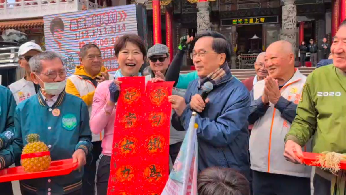 陳水扁送對聯勉勵陳亭妃。(圖/陳亭妃辦公室提供)