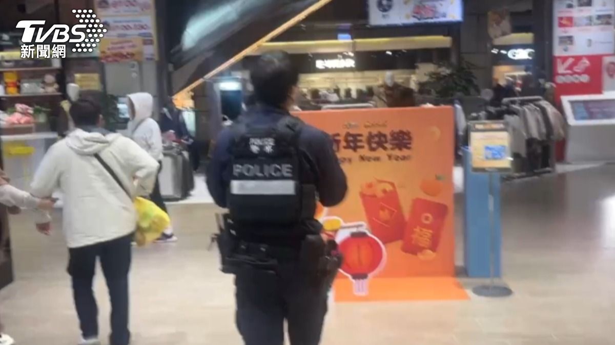 警方調閱監視器稱,該物並非長刀而是鐵尺。(圖/TVBS)