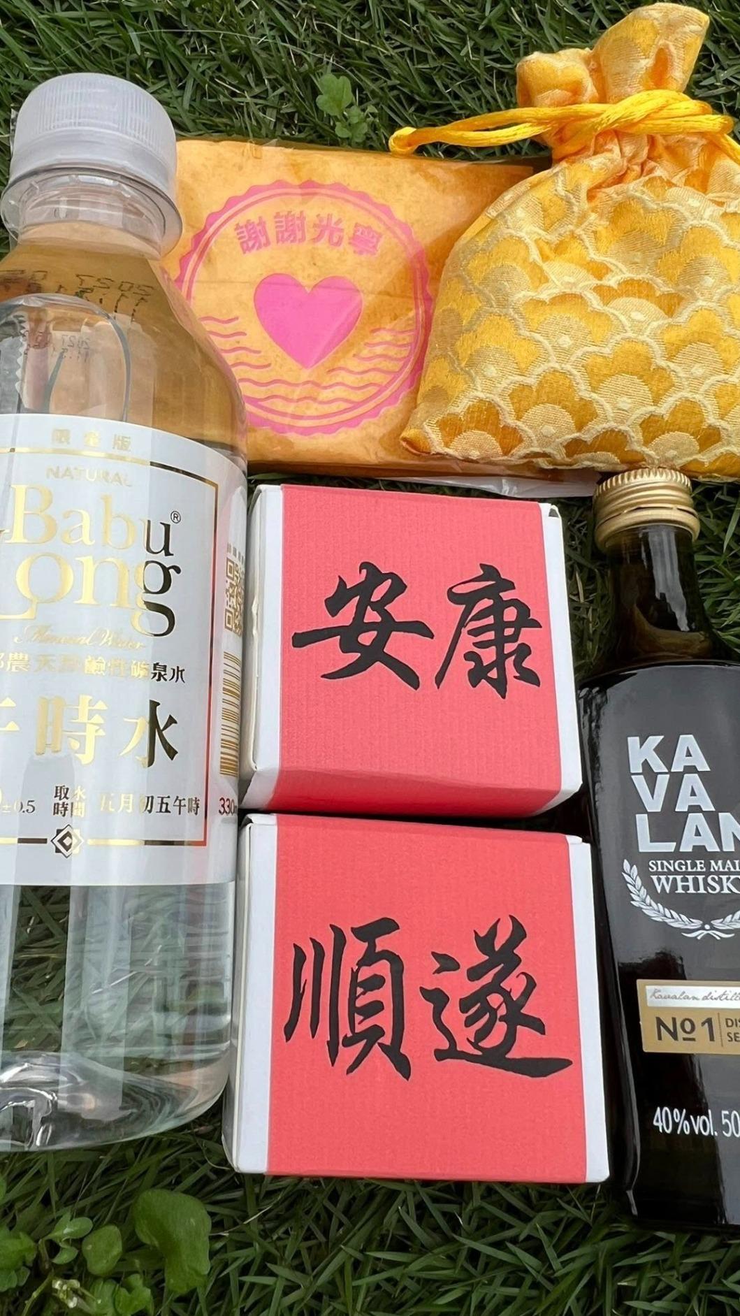 恬娃分享林光寧謝禮。(圖/翻攝自恬娃臉書)
