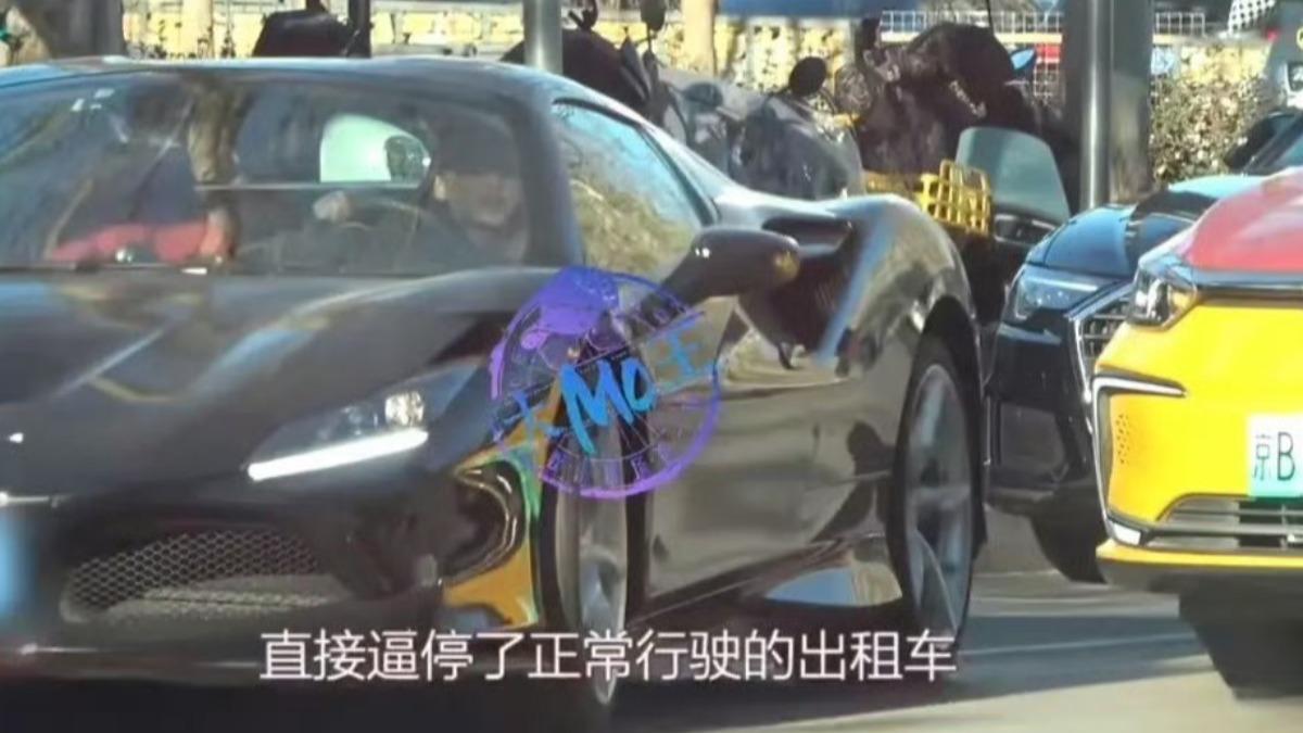 孫怡險跟隔壁車道的計程車發生碰撞。(圖/翻攝自微博)