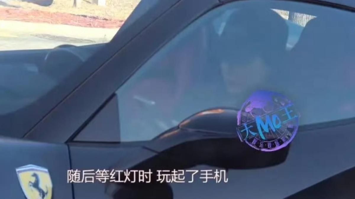孫怡開車空檔顧著滑手機。(圖/翻攝自微博)