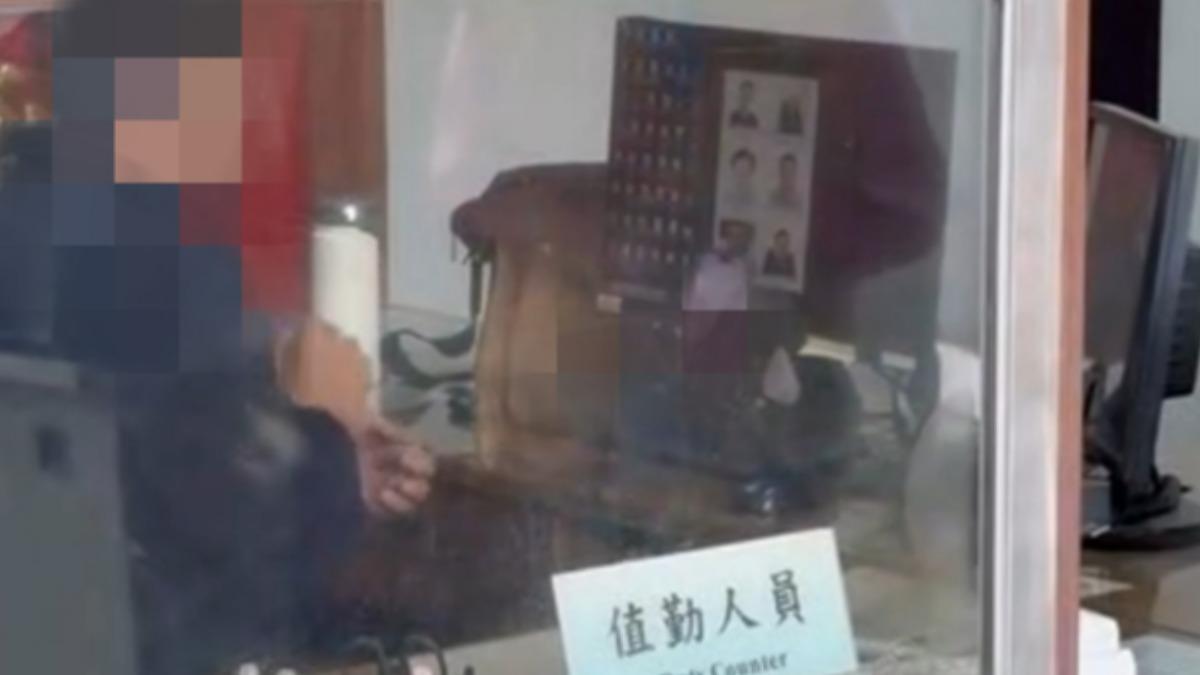 值勤看辣妹直播!屏東警超入迷 遭民眾目擊批:抖內了多少