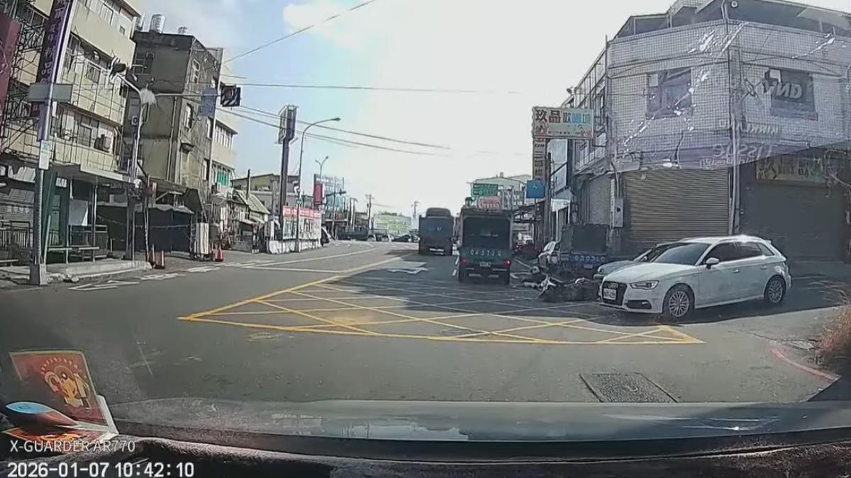 彰化路口奧迪車撞直行機車!3歲童摔倒險遭貨車輾 母急拉救回