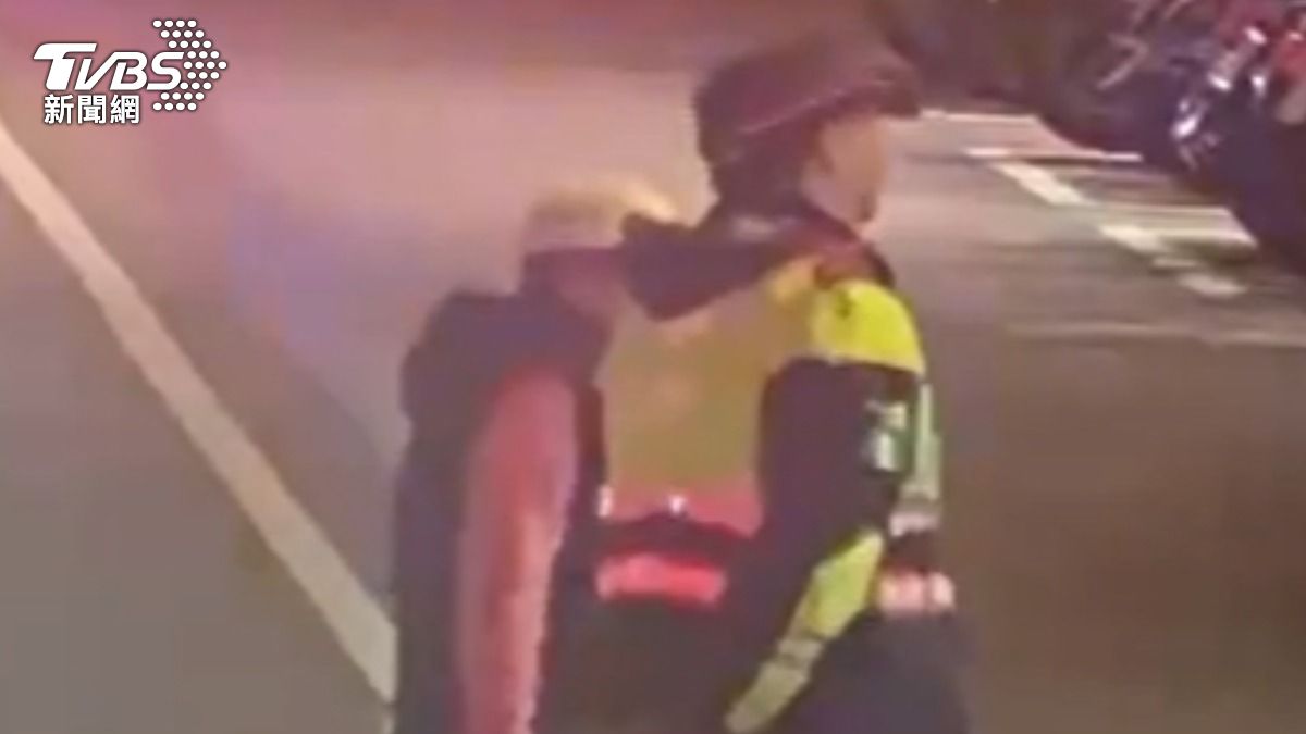看畫面就覺得心暖! 婦拄拐杖對街買晚餐 天冷員警護送