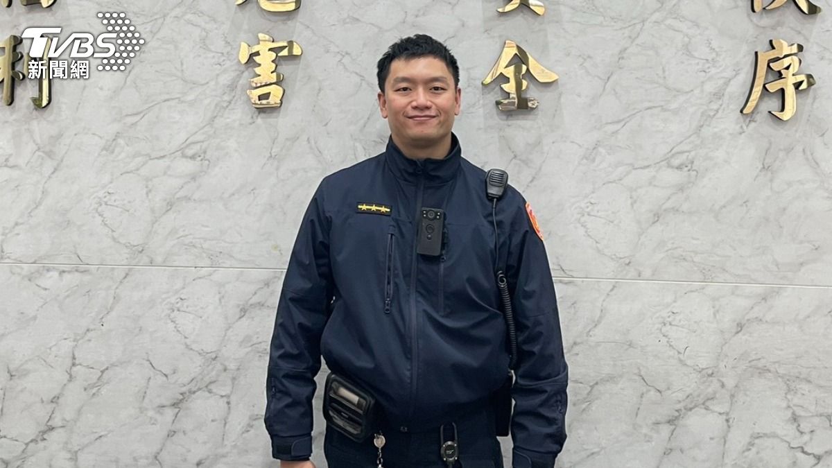 北市福德所警員徐敬堯在福德街和中坡南路交整,主動服務民眾。(圖/TVBS)