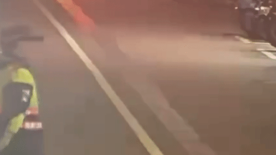 暖警護送婦人監視器影像曝光。(圖/TVBS)