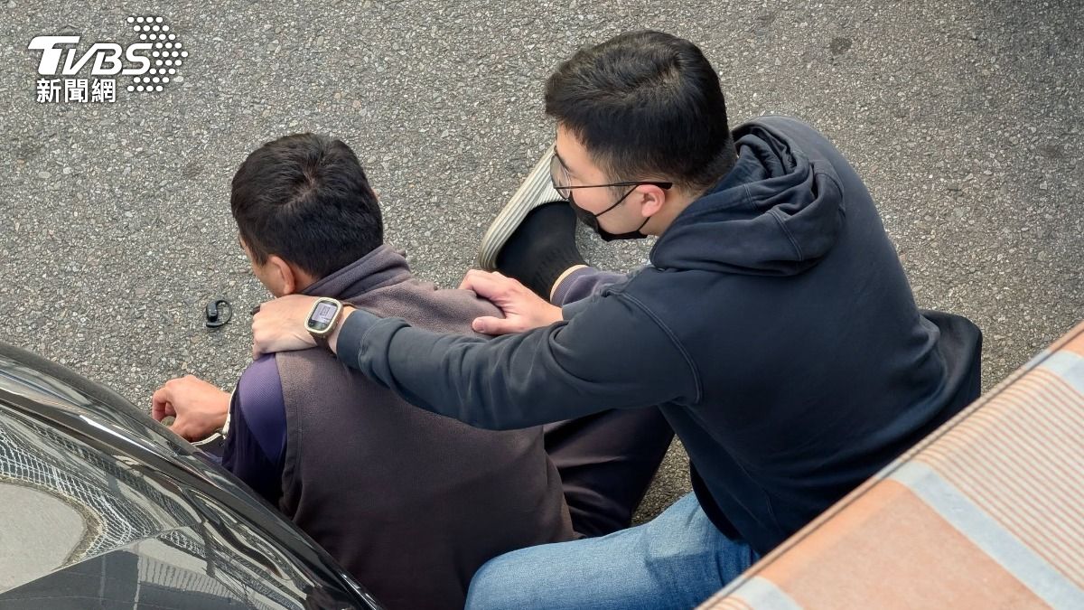 毒犯被警方壓制在地。(圖/賴先生提供)